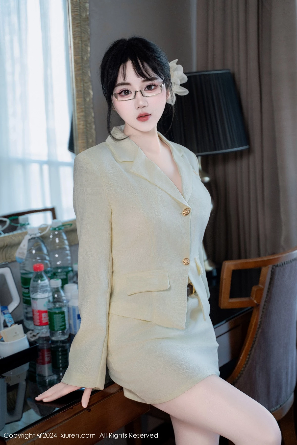 [XiuRen秀人网]第8717期汐汐爱吃草莓写真-秀人资源网