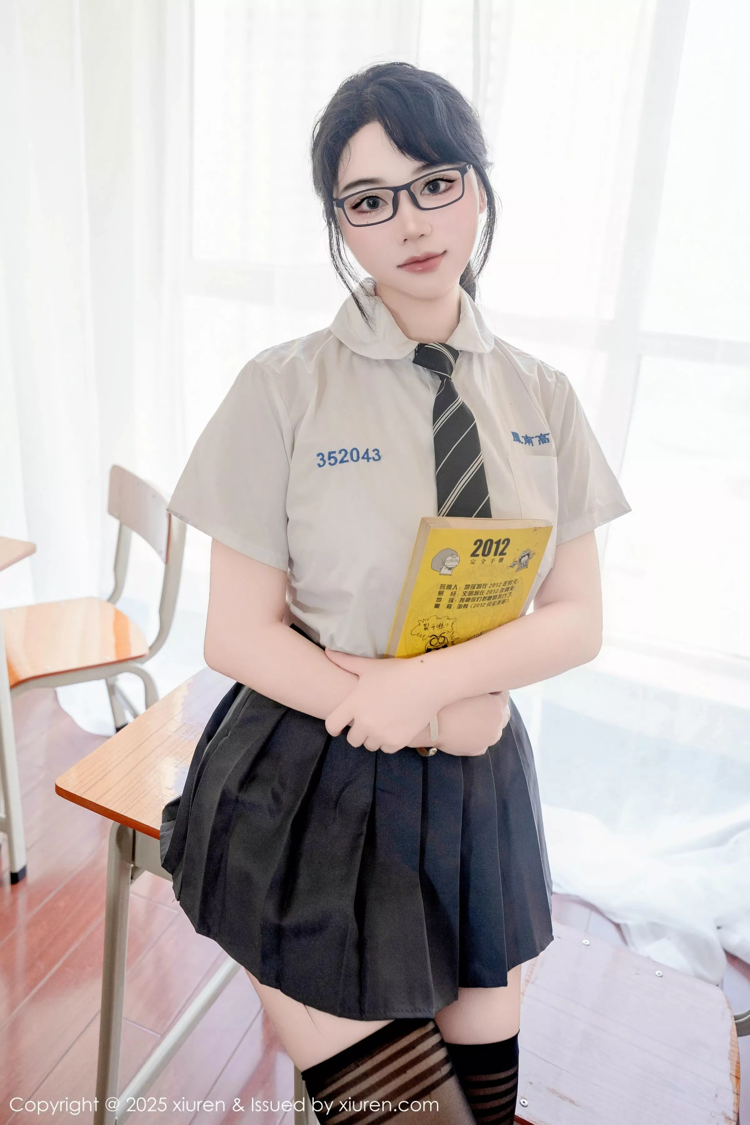 [XiuRen秀人网]第10530期汐汐爱吃草莓写真-秀人资源网