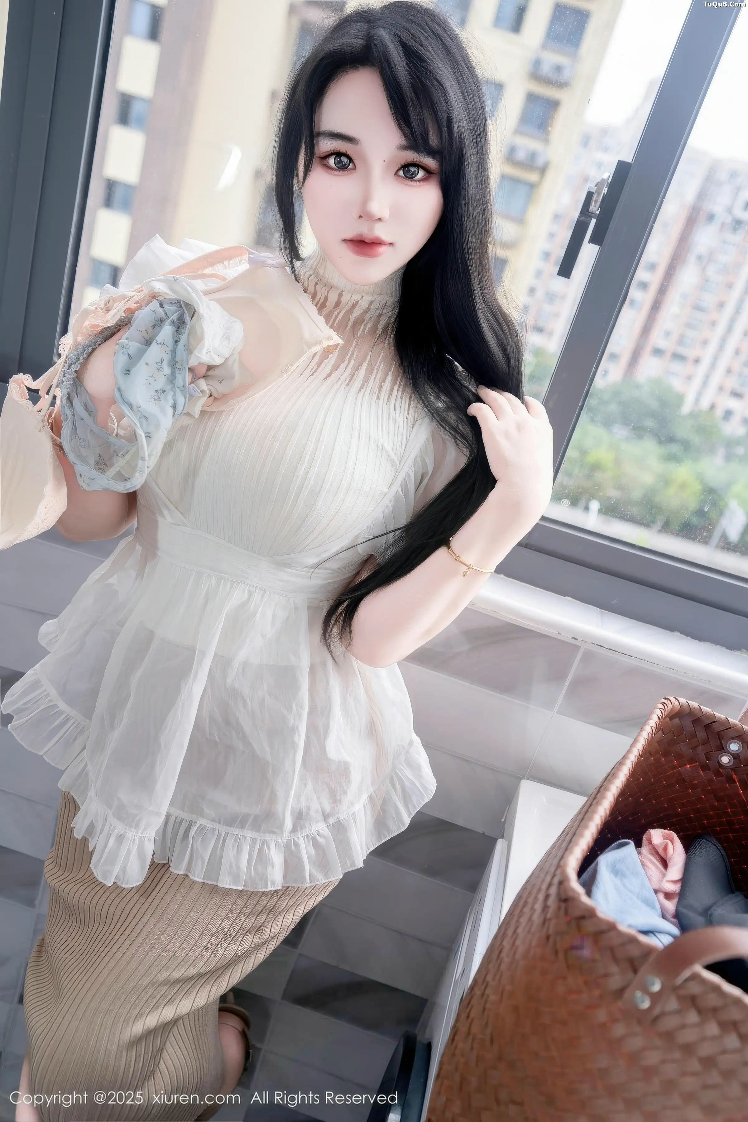 [XiuRen秀人网]第11010期汐汐爱吃草莓写真-秀人资源网